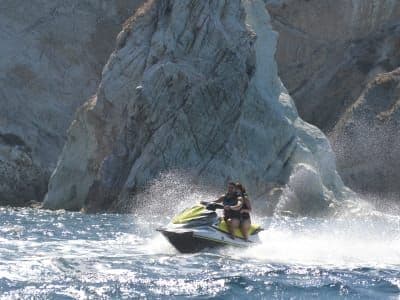 Location de jet ski sur la plage de Perivolos, Santorin