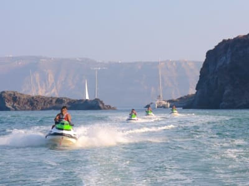 Billet Safari guidé en jet ski jusqu'au phare de Santorin depuis la plage de Perivolos
