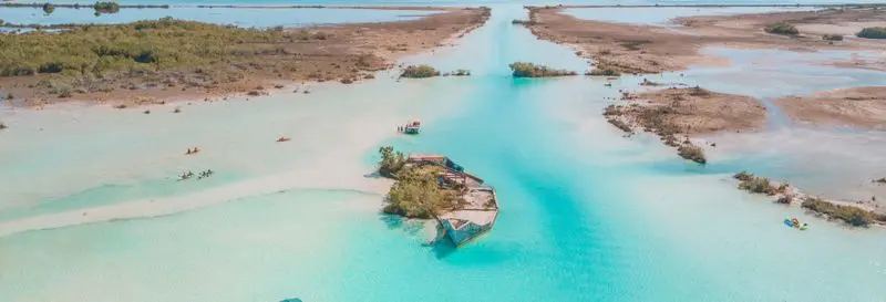 Balade en bateau à moteur dans la lagune Bacalar