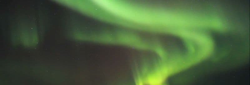 Balade en motoneige sous l'aurore boréale