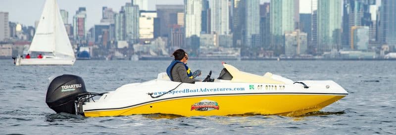Conduite de bateau à moteur dans San Diego