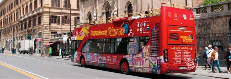 Bus touristique dans Palerme