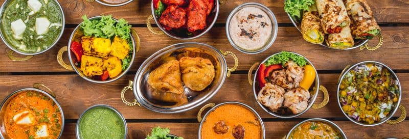 Cours de cuisine et dîner avec une famille indienne