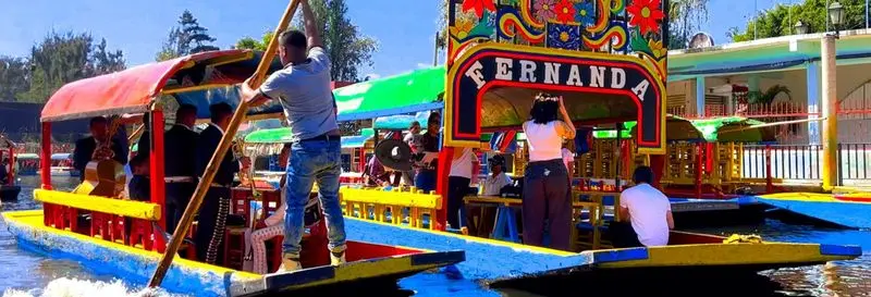 Fête à bord d'une trajinera à Xochimilco