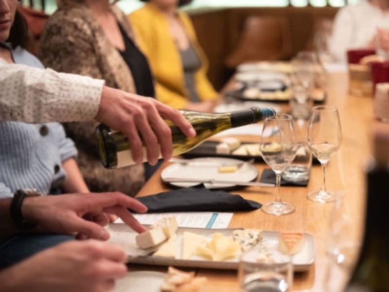 Atelier dégustation fromages & vins aux Caves du Louvre à Paris