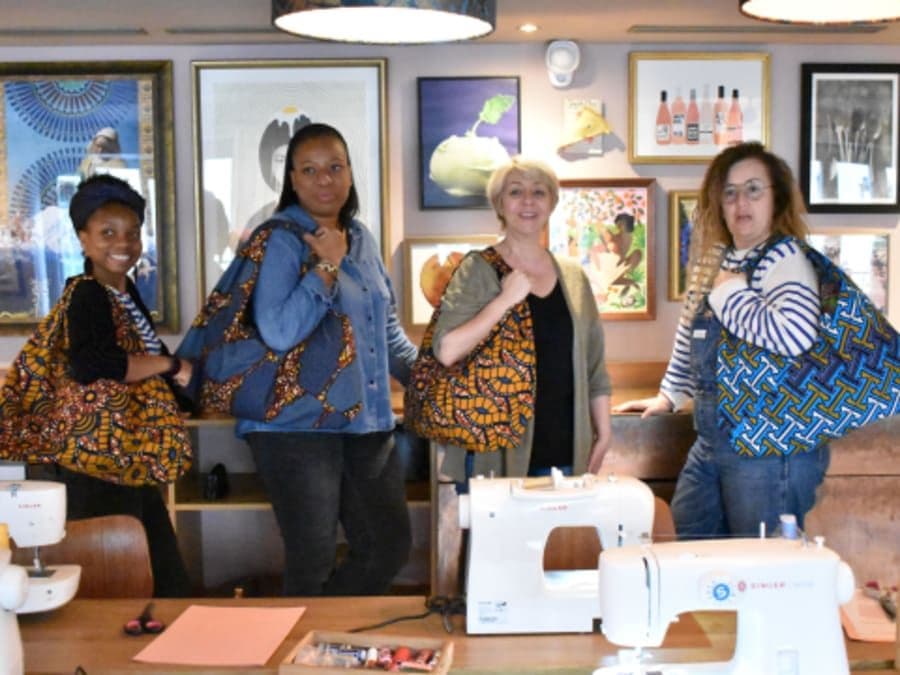 Atelier couture d'une création en tissus wax à Paris 10ème