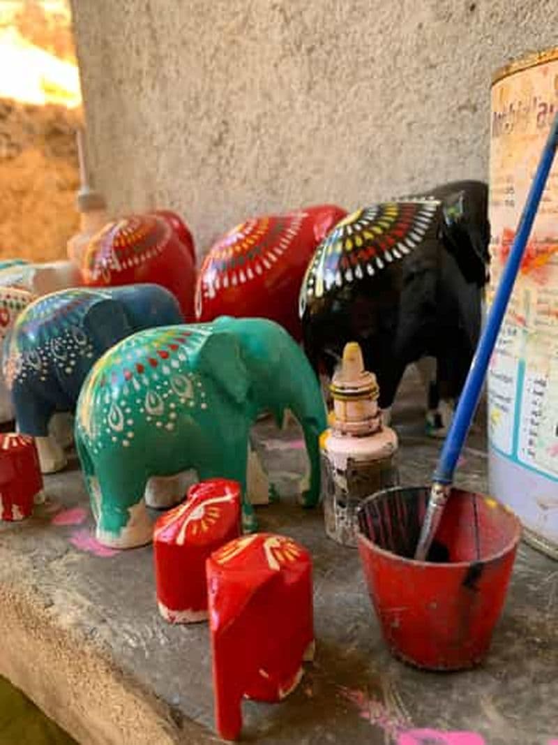 Billet Galle : Atelier de peinture d'éléphants en bois