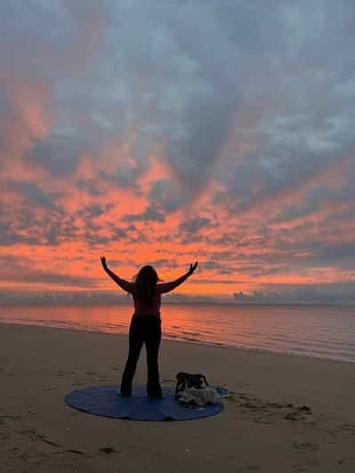 Redcliffe : cours de yoga sur la plage de Sutton's Beach