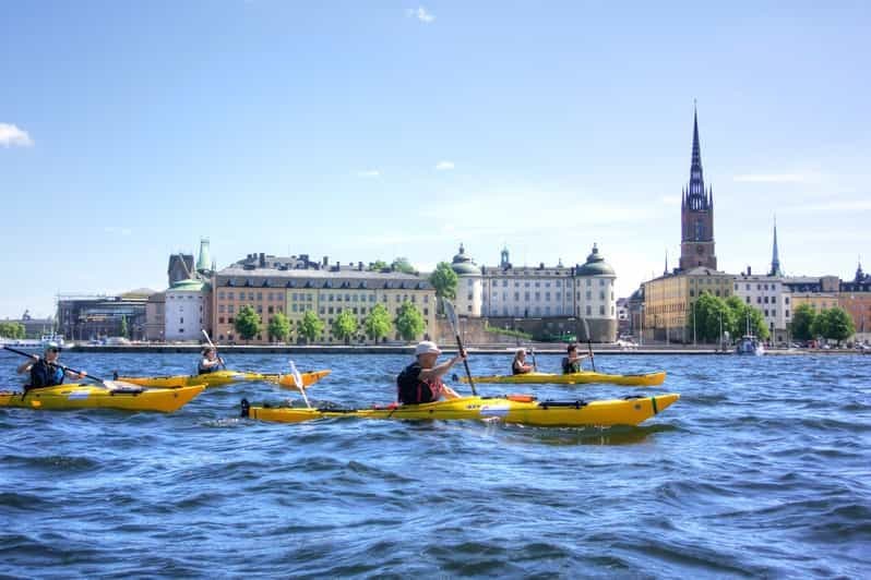 Stockholm : visite guidée de la ville en kayak et repas d'été en option