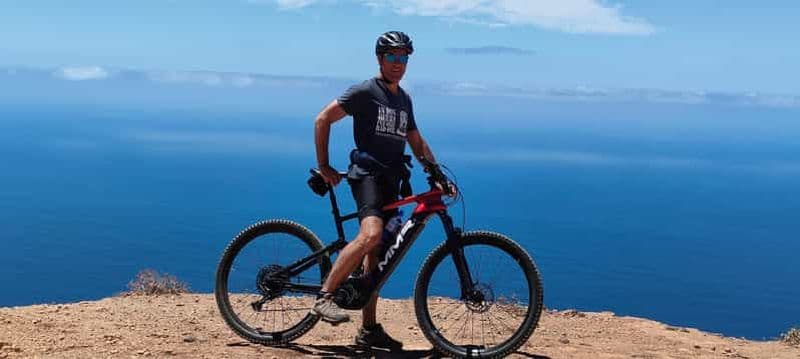 Circuit épique en vélo électrique : du nord au sud, découvrez Lanzarote comme jamais auparavant.