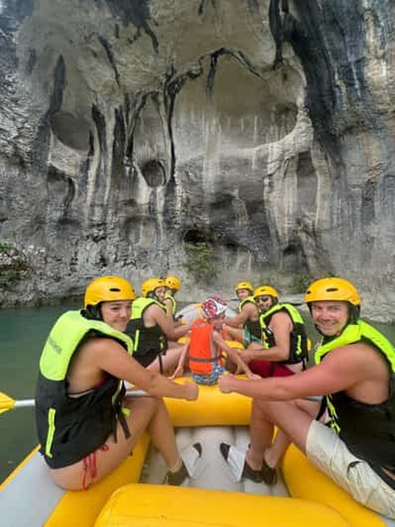 Depuis Tirana : Excursion d'une journée au Vjosa Rafting et aux Thermes de Benja