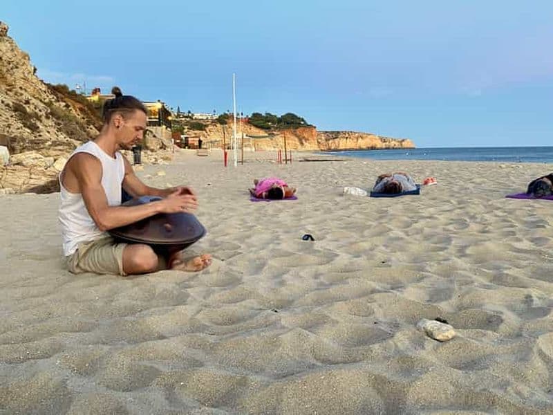 Lagos : Calme océanique | Yoga sur la plage et voyage sonore au handpan