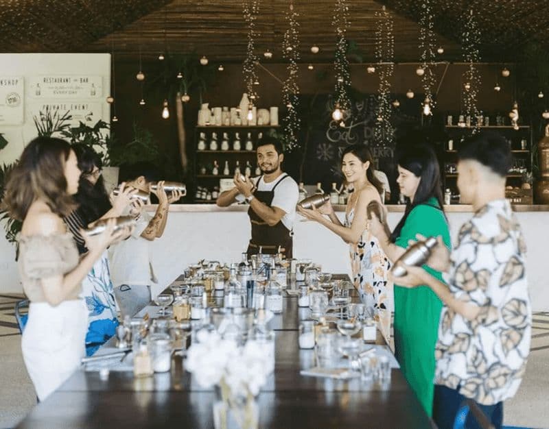Atelier de préparation de cocktails à la distillerie de rhum de Phuket et temple Wat Chalong