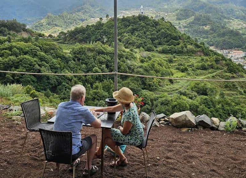 Au départ de Funchal : visite guidée sur le thème du vin de Madère, téléphérique et déjeuner typique.