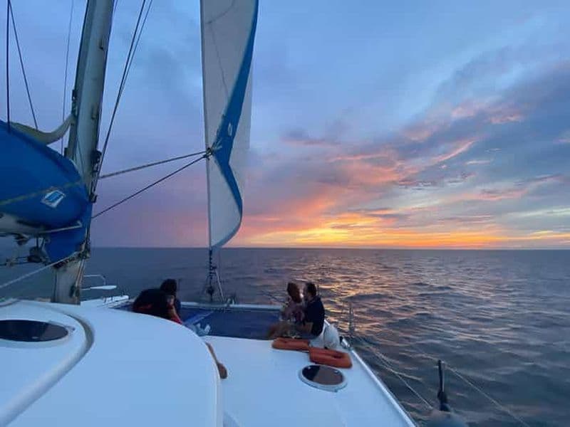 Voile au coucher du soleil