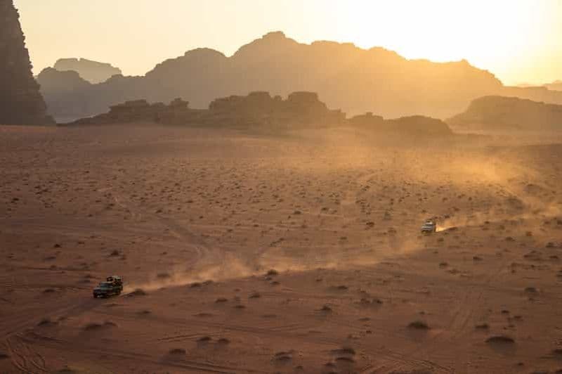 Wadi Rum : Découvrez le Pass Jeep Tour de 9 heures, Guide, Repas et Hébergement