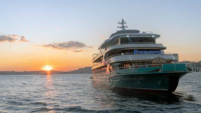 Istanbul : Croisière au coucher du soleil sur le Bosphore avec boissons et collations
