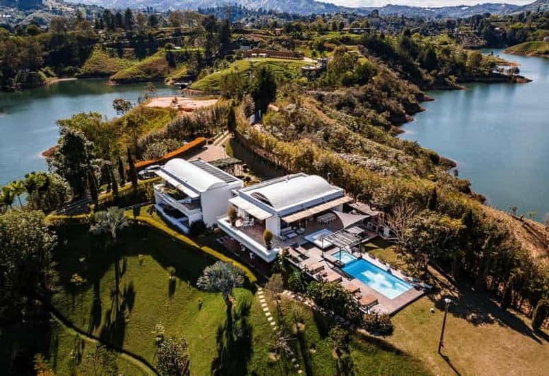 VILLA LACUSTRE JOURNÉE ENSOLEILLÉE À EL PEÑOL. BARBECUE, VIN EN FAMILLE OU ENTRE AMIS