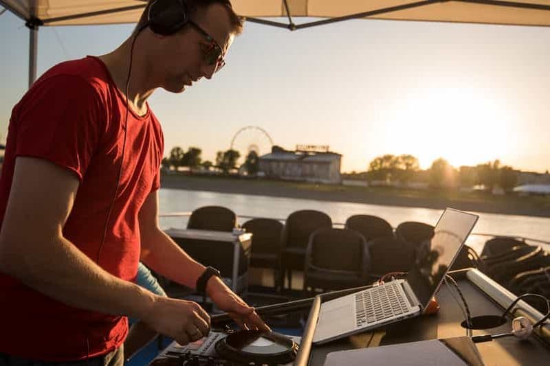 Düsseldorf : croisière de 2 h en soirée sur le Rhin avec DJ