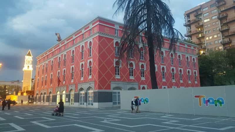 Tirana : Visite à pied du Street Art et de l'architecture moderne