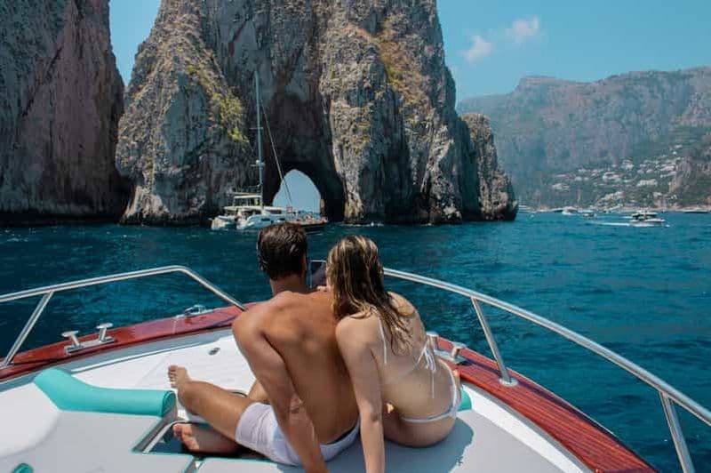 Sorrente : tour en bateau à Capri avec la Grotte Bleue, baignade et déjeuner