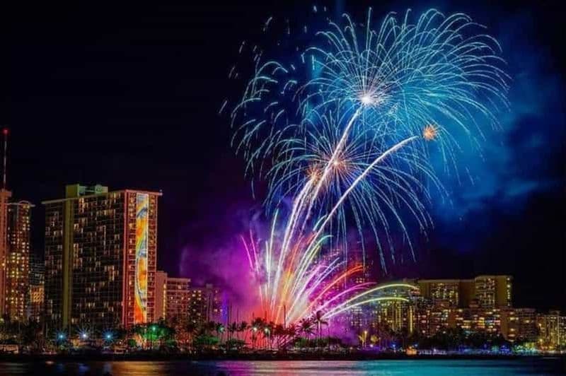Embarquement sur la plage de Waikiki : Voile pour les feux d'artifice du vendredi soir