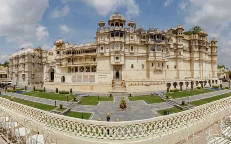 Udaipur : Palais de la ville, croisière sur le lac Pichola et spectacle de danse