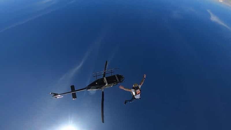 Spectaculaire saut en parachute depuis Medellin