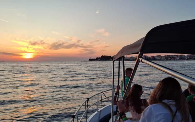 Zadar : croisière au coucher du soleil en bateau vintage avec vin et collation