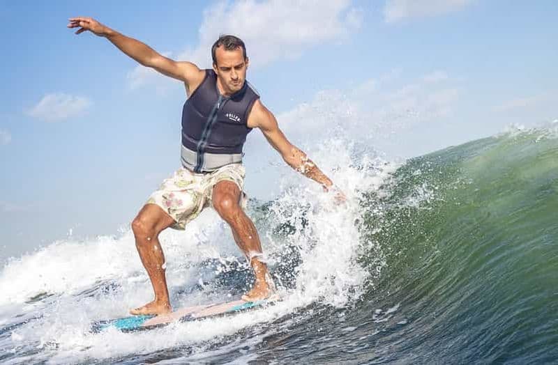 Réservez votre prochaine expérience de wake surf à Jumeirah !