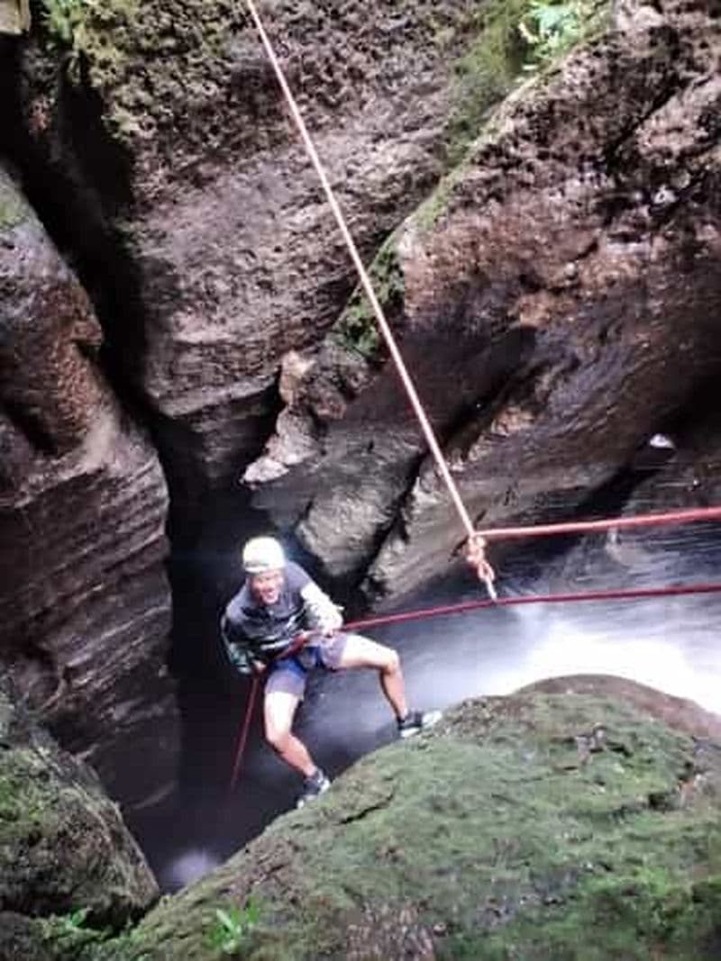 Canyoning 70 m. Exploration de grottes + Randonnée + Spéléologie