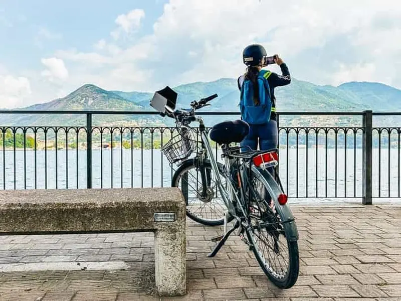 Billet Lac de Côme : visite en vélo électrique avec guide en direct, casque électrique et iPad
