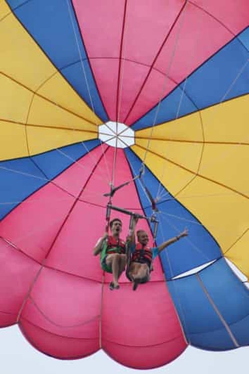 Expérience de parachute ascensionnel avec un moniteur