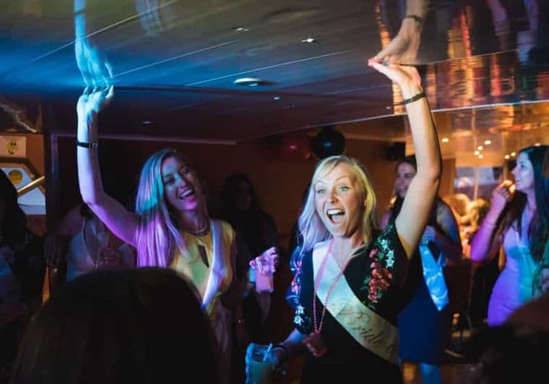 Billet York : Croisière festive avec boissons, dîner et DJ