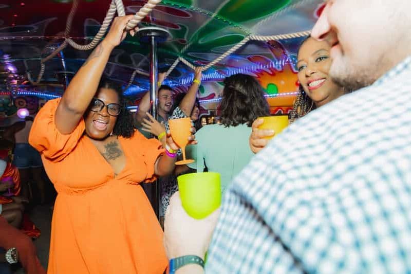 Aruba : tournée des bars en bus avec DJ et danse