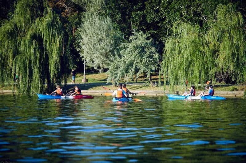 Bucarest : Visite guidée en kayak dans le parc d'Herastrau