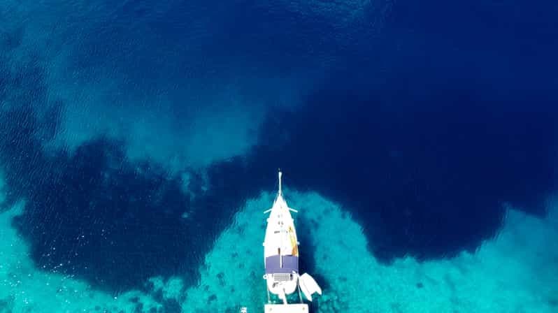 Au départ d'Agia Efimia : Excursion à la voile d'une journée à Ithaque (tout compris)