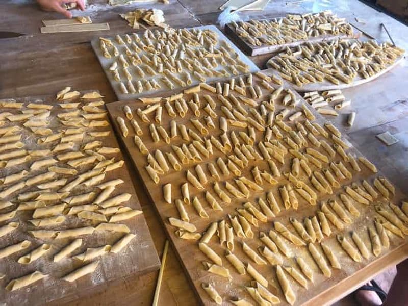 Pula : Visite du marché, cours de cuisine et un repas avec du vin