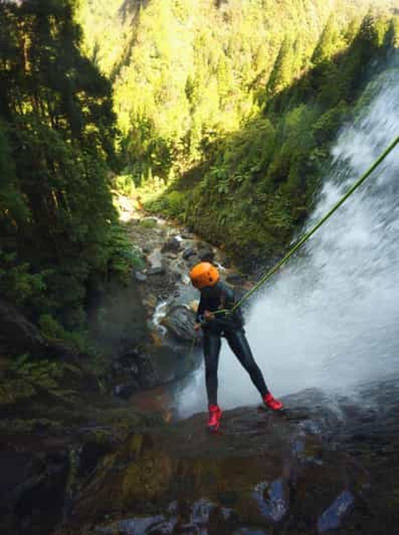 São Miguel : canyoning de niveau 3 à Lombadas avec des guides de la région