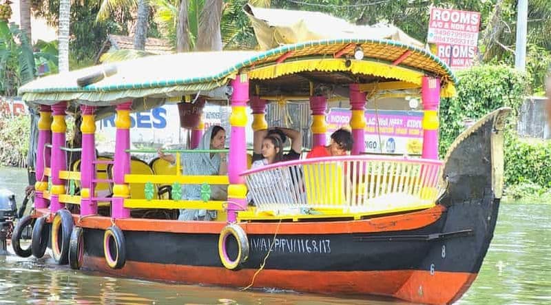 Billet Alleppey : Tour en bateau Shikara avec visite du village et croisière commentée sur le canal.