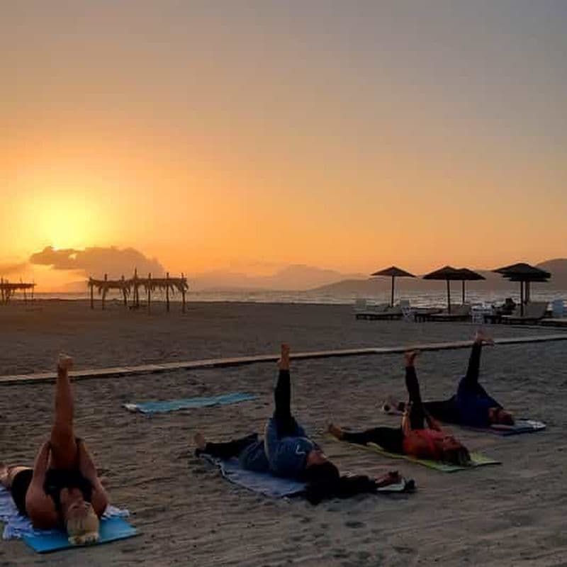 Pilates au coucher du soleil sur la plage de Tigaki