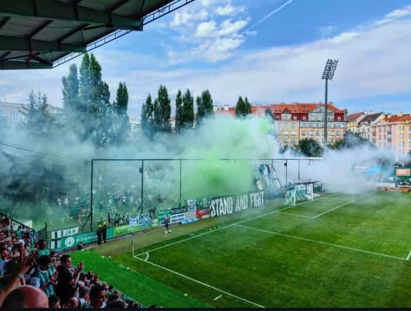 Match de football underground à Prague avec bière et supporters locaux