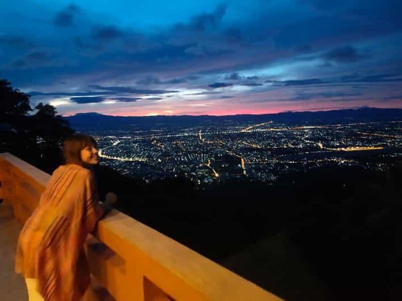 Lever de soleil spirituel au Wat Doi Suthep, Pha Lat, aumônes et méditation.