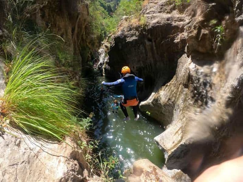 Depuis Estepona : Aventure canyoning guidée sur la rivière Guadalmina