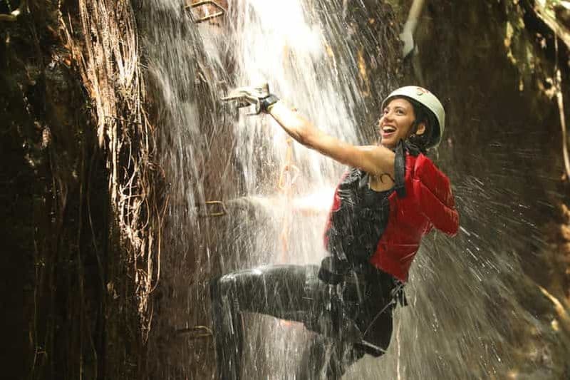 Demi-journée de canyoning : Canyoning en cascade + déjeuner + source d'eau chaude