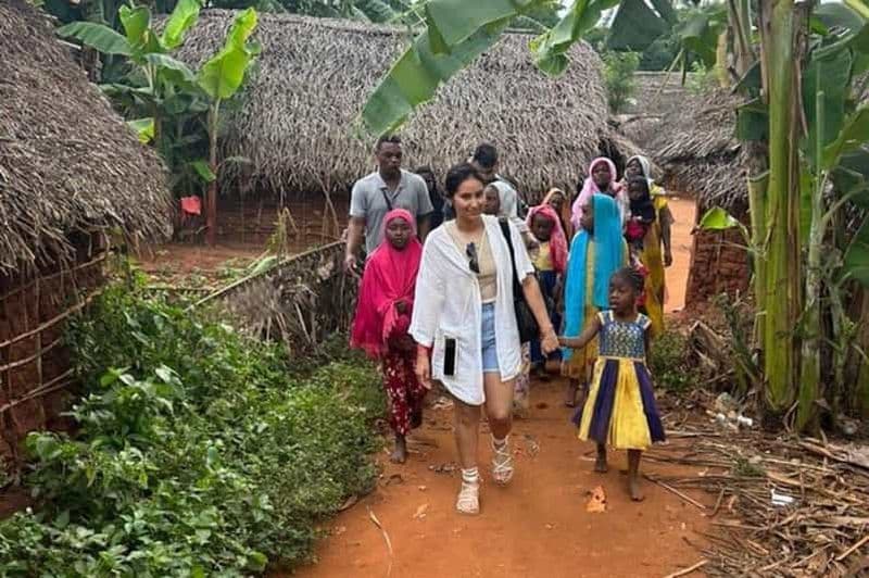 Zanzibar : Fête de la récolte dans un village avec festin et danse