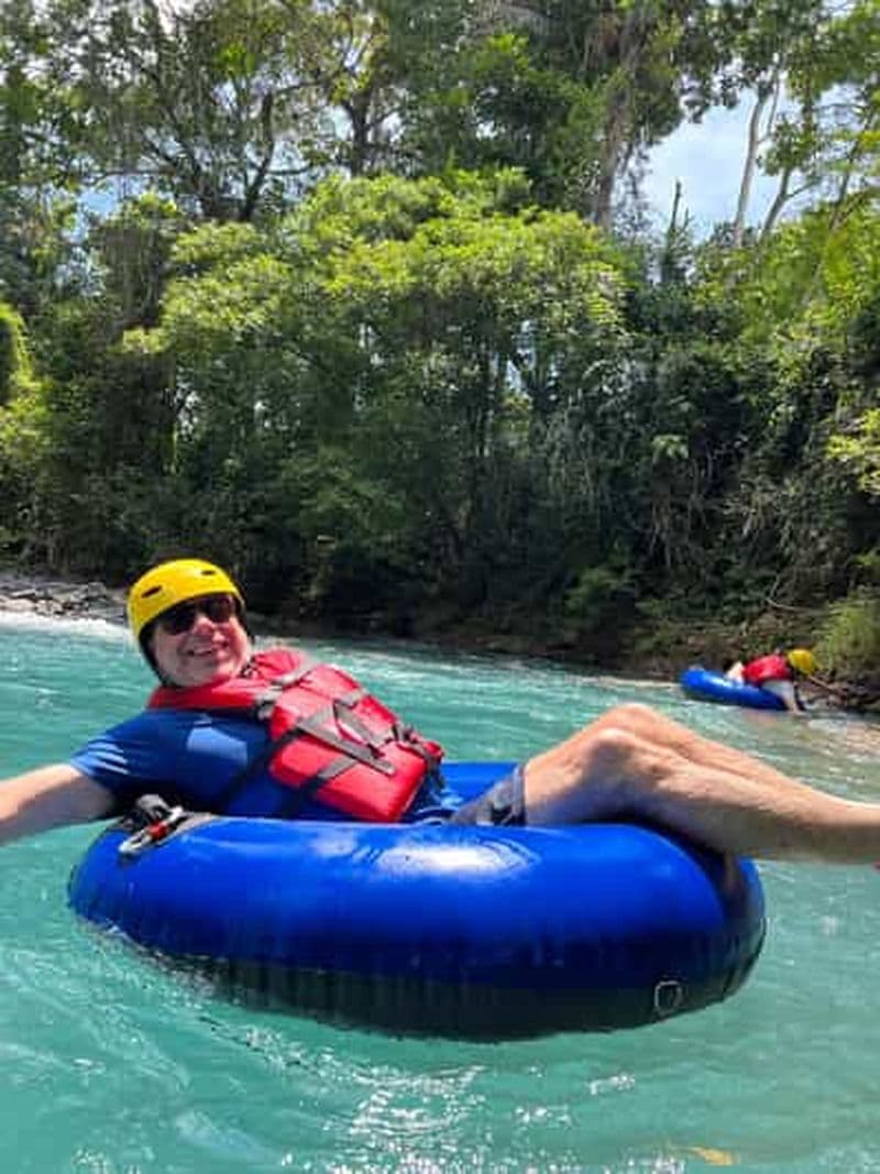 Descente en bouée sur la rivière Celeste – Aventure guidée avec piscines naturelles