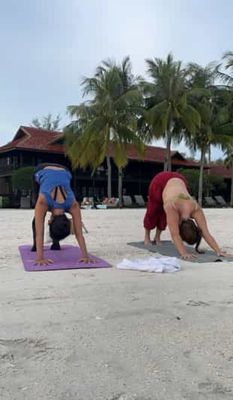 Billet Langkawi : yoga enchanteur au coucher du soleil sur la plage de Cenang
