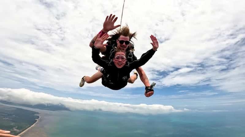 Airlie Beach : Saut en parachute en tandem avec Beach Landing