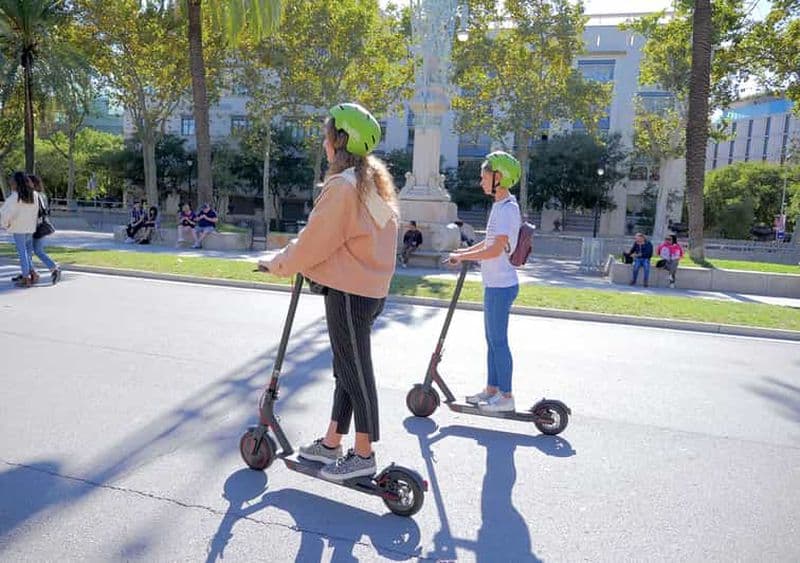 Billet Barcelone : Visite guidée des monuments de Gaudi en scooter électrique